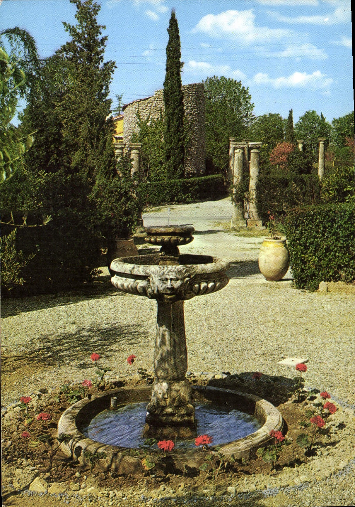 Fontaine de la Butte des Trois-Moulins — La Cité du Roy René — éditions de France
