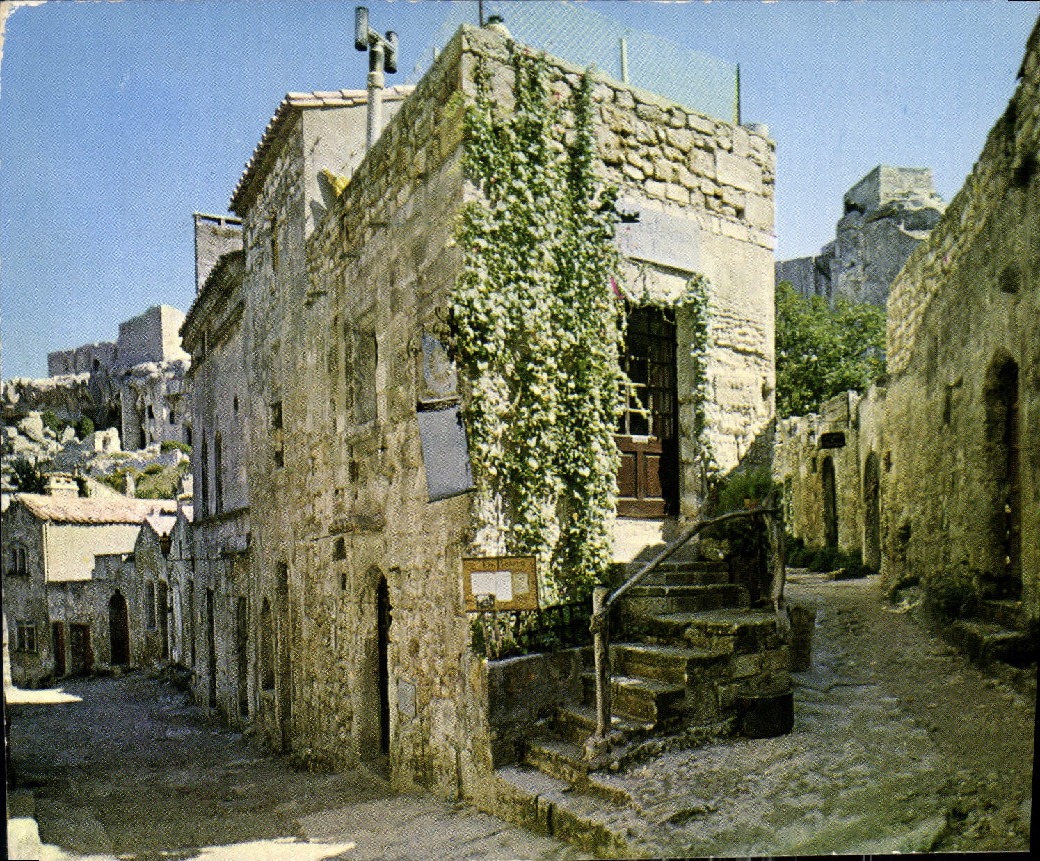 Village provençal — vue de ruelles et bâtiments en pierre — Éditions de France, série 'Les Alpilles'