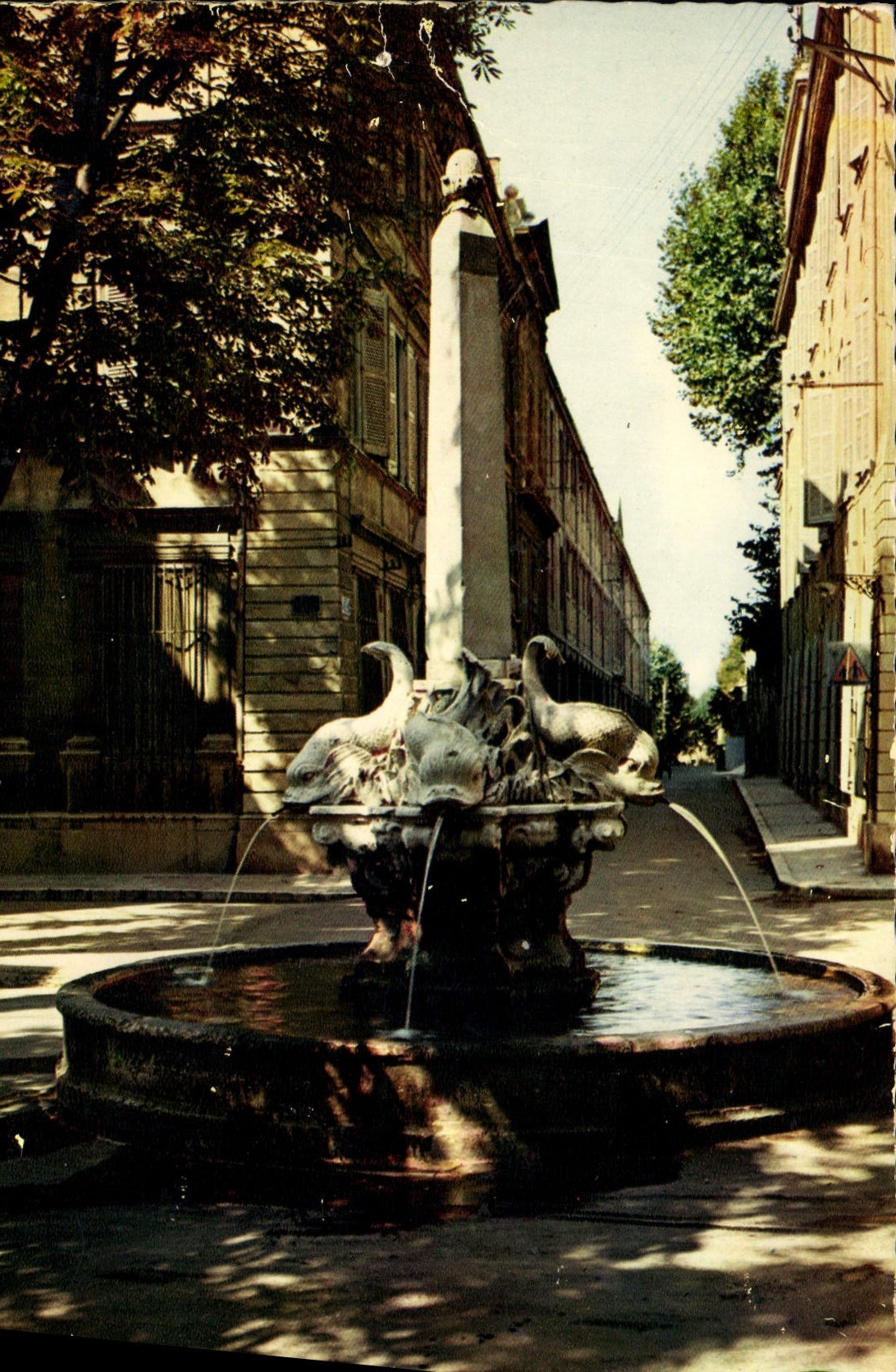 Aix-en-Provence — Place des Quatre Dauphins — REFLETS DE PROVENCE