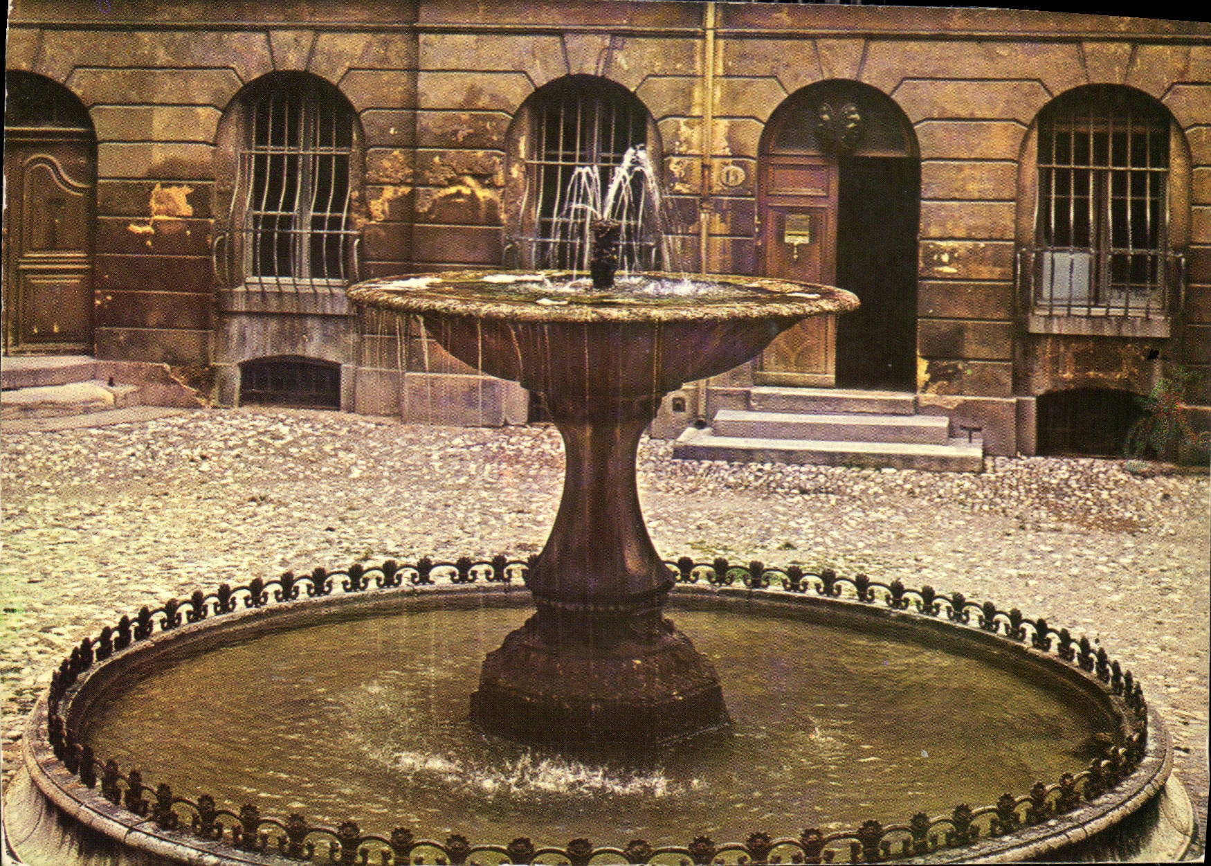 La Cité du Roy René — Fontaine et place d'Albertas (Anciens Hôtels) — Société Éditions de France