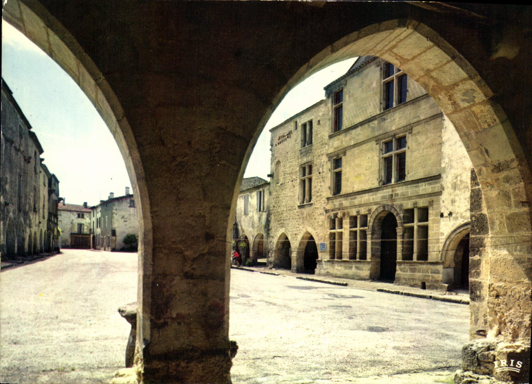CPM Saint Macaire Gironde cite Medievale la place du Mercadiou XIII siecle a droite le Relais de Pos