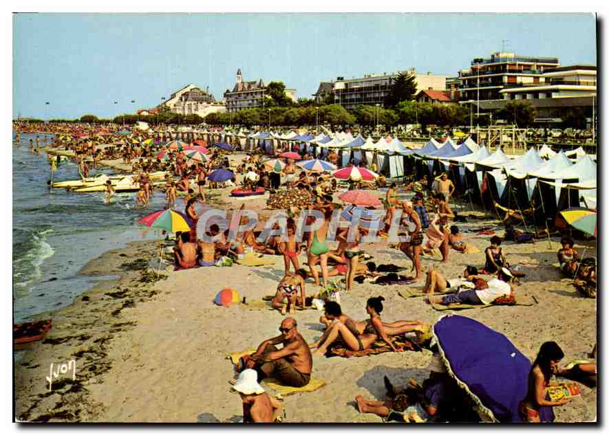 CPM Le Bassin d'Arcachon Arcachon Gironde la Plage et au fond le Casino 