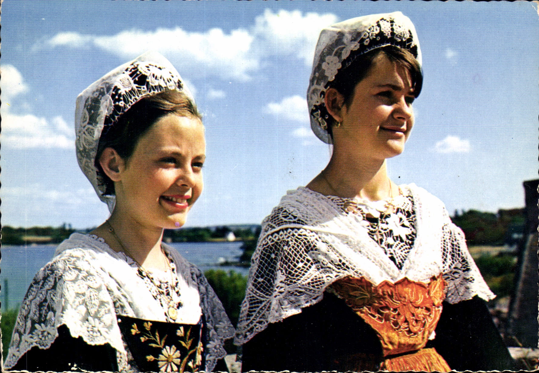 Jeunes filles en costume de l'île aux Moines — La Bretagne en couleurs — Éditions d'Art Iris Jos