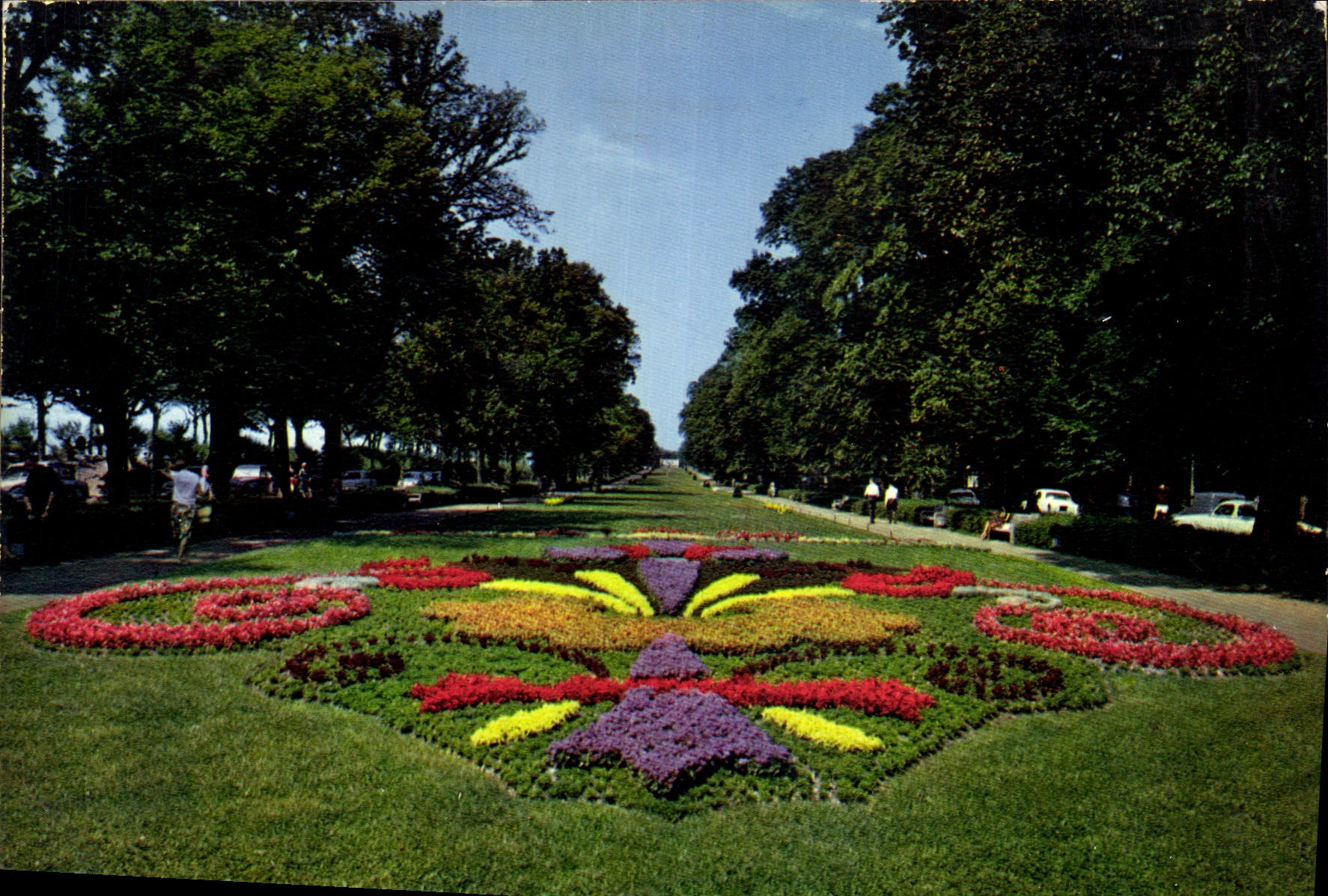 CPM La Rochelle Ch Mme Jardin et Allee du Mail 