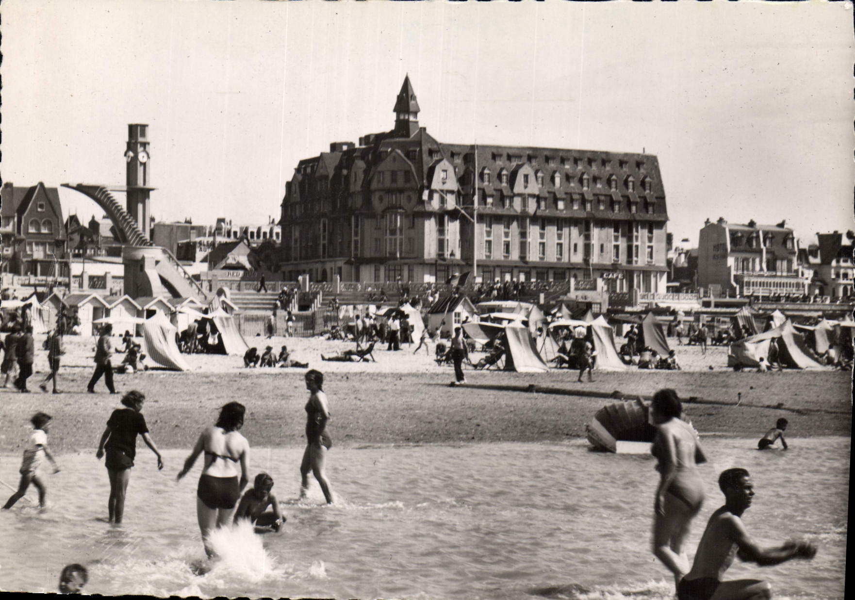 CPM Le Touquet Paris Plage la Plage devant le Grand Hotel 