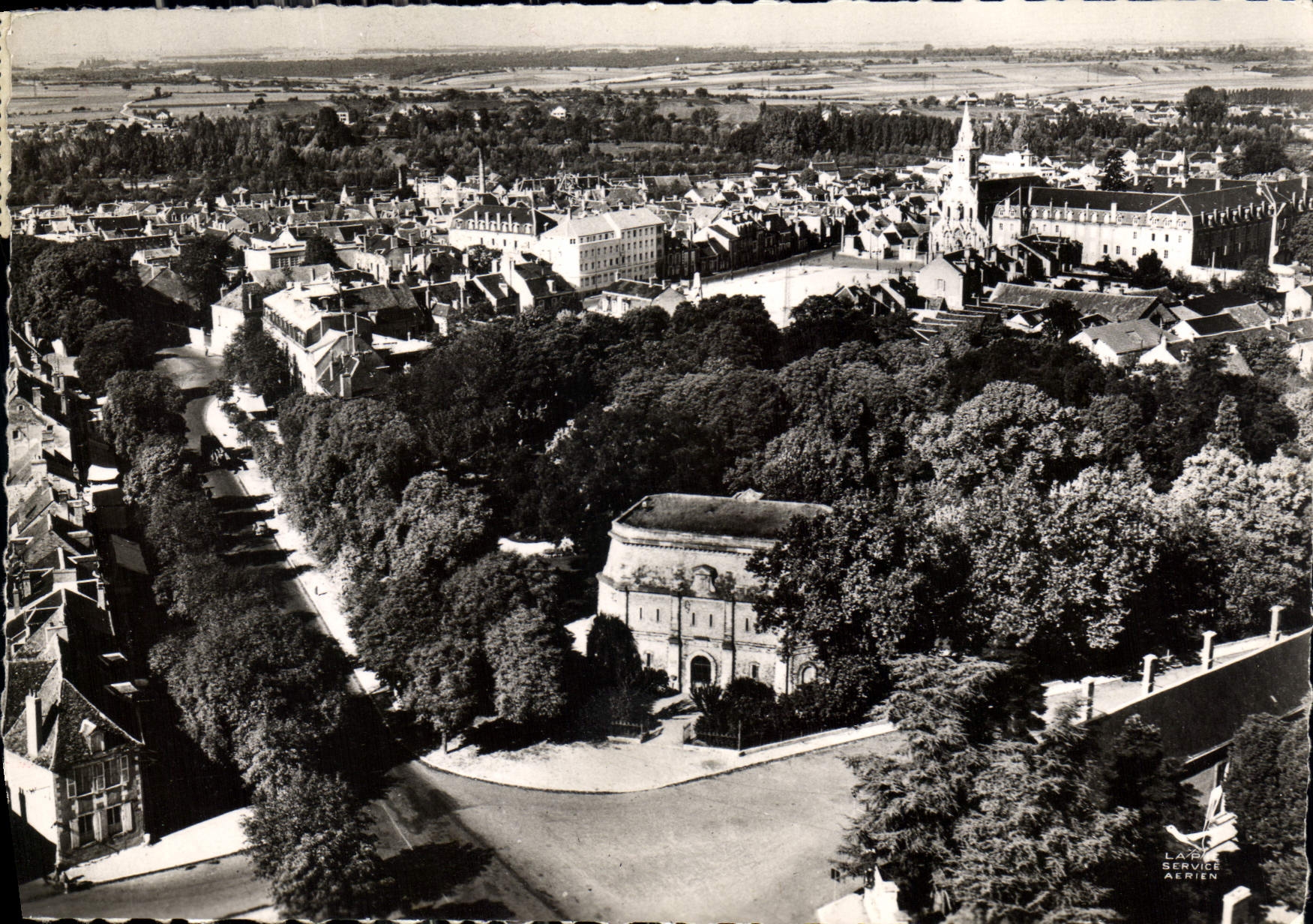 Issoudun (Indre) — Place et Basilique du Sacré-Cœur — LAPIE SERVICE AERIEN