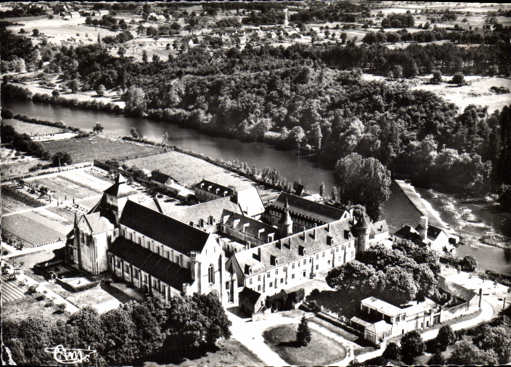 Fontgombault (Indre) — Abbaye Notre-Dame — vue aérienne — éditeur Combiér