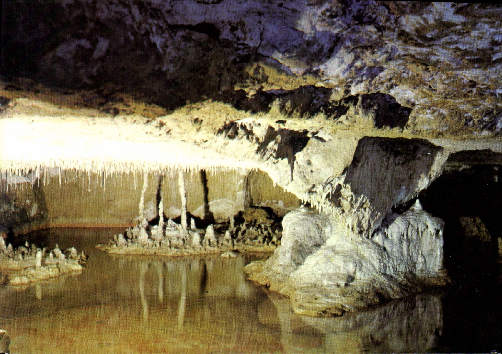 Grottes Périfriantes des Caves Gouttières — Lac Pétrifiant avec Stalactites et Stalagmites — Éditions des Grottes de Savonnieres
