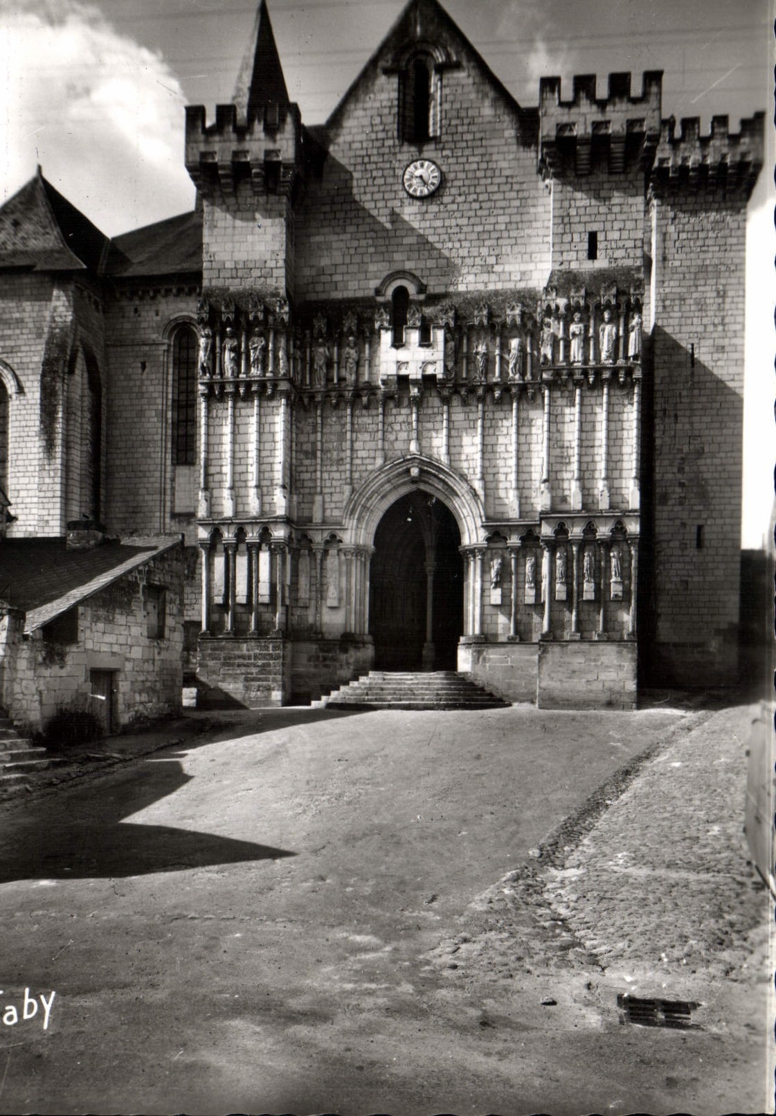 CPM Candes Saint Martin I et L l'eglise XII et XIII edifiee a l'endroit au mourut St Martin en 397 e