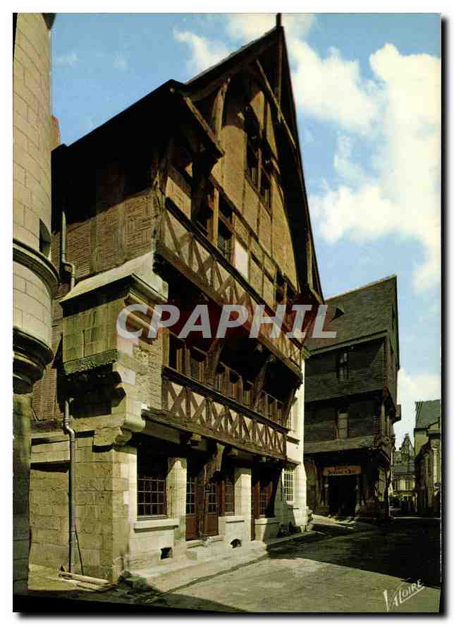 Chinon (Indre-et-Loire) — La Vieille Ville, XVe siècle, au carrefour du Grand Carré — éditeur Voltaire, n° 3.055