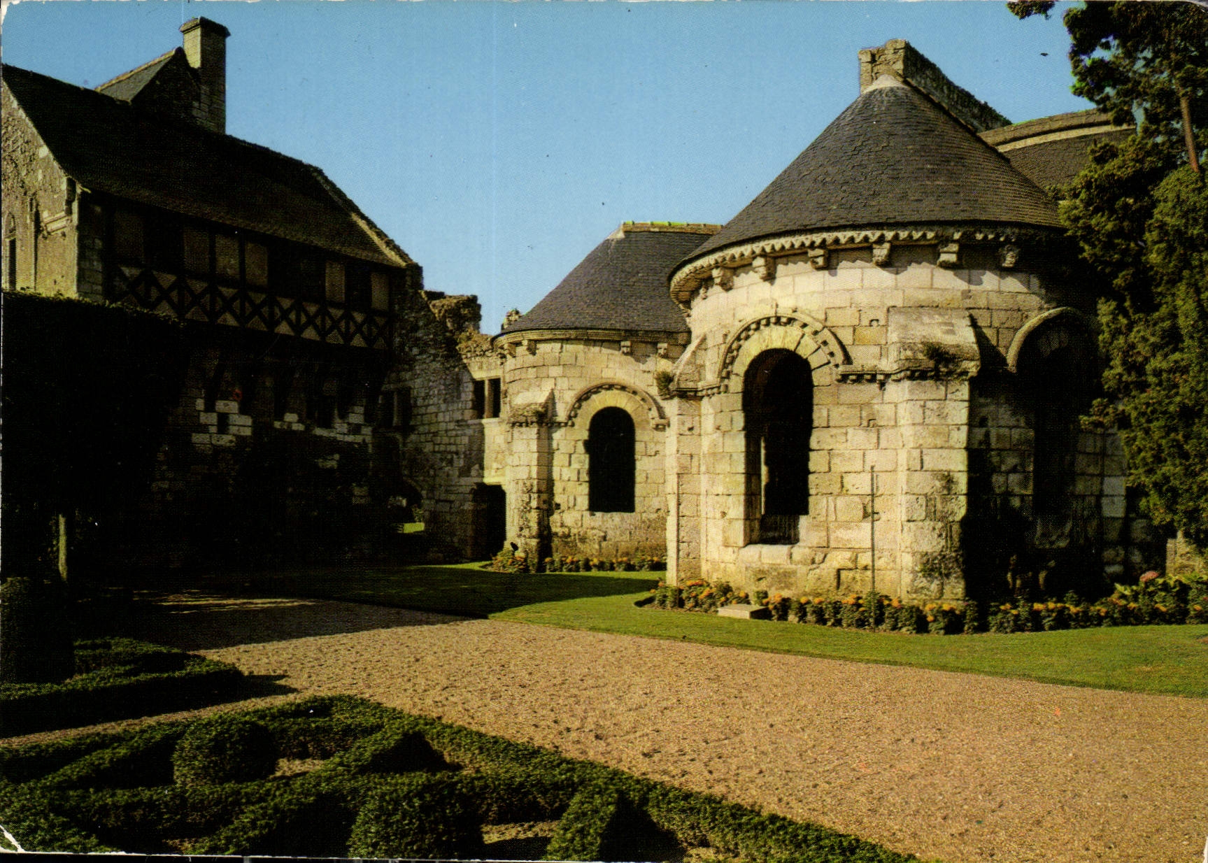 CPM La riche pres Tours I et L le Prieure de St Cosme ou mourut Ronsard en 1585 l'abside de l'eglise