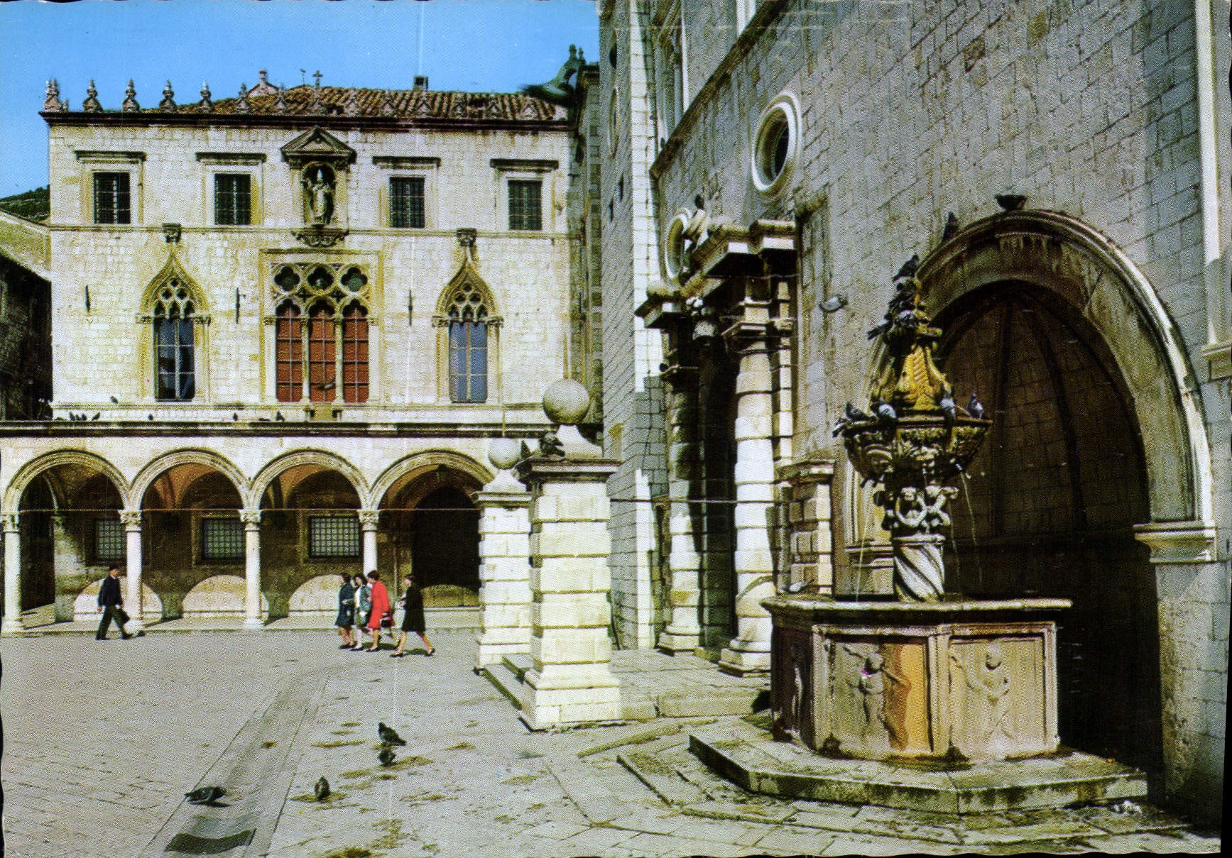 Dubrovnik — Palais Sponza et la petite fontaine d'Onofrio — turistkomerc-zagreb, n° 173