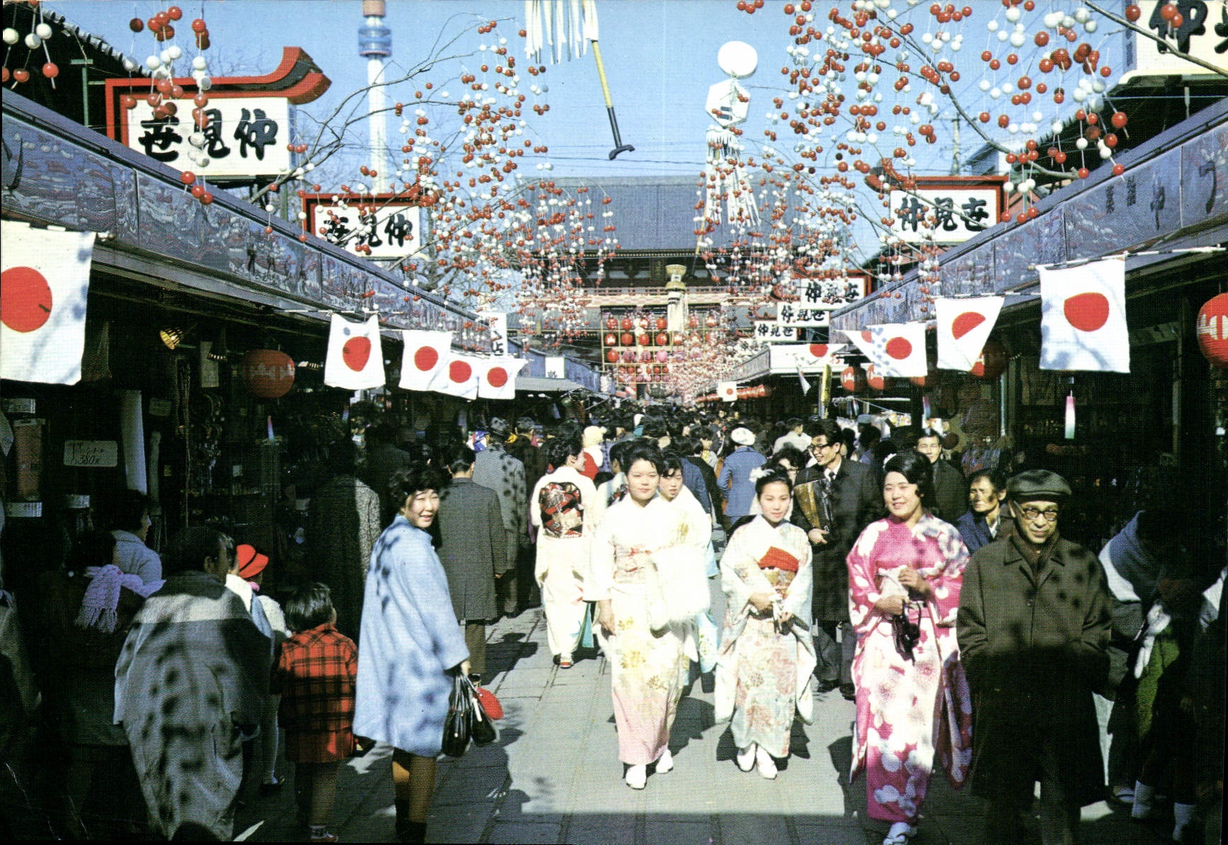 CPM Nakamise Stalls at Asakusa les petites boutiques et le Temple de Asakusa 