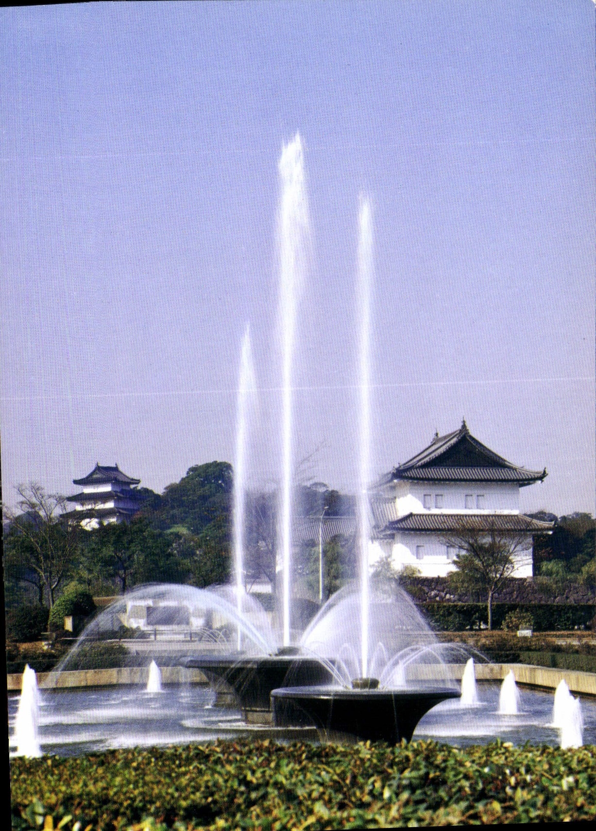 CPM La fontaine commemorative du Mariage du Prince avec le Palais imperail a l'Arriere Plan a Tokio 