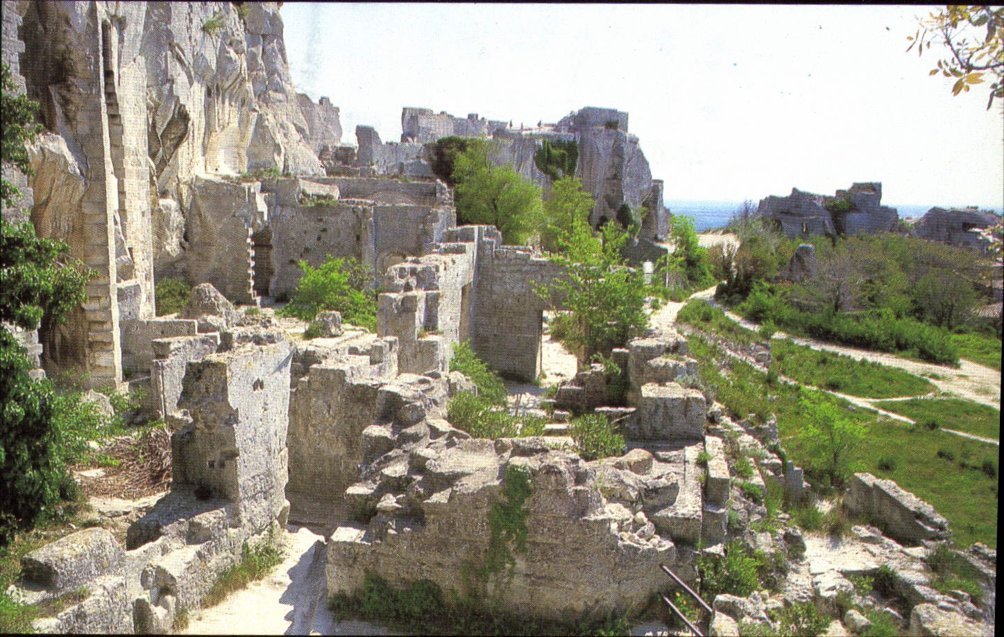 Les Baux-de-Provence — mittelalterliche Ruinen auf Klippe — Foto Rancurel - Aiguemortes, B. 1/24