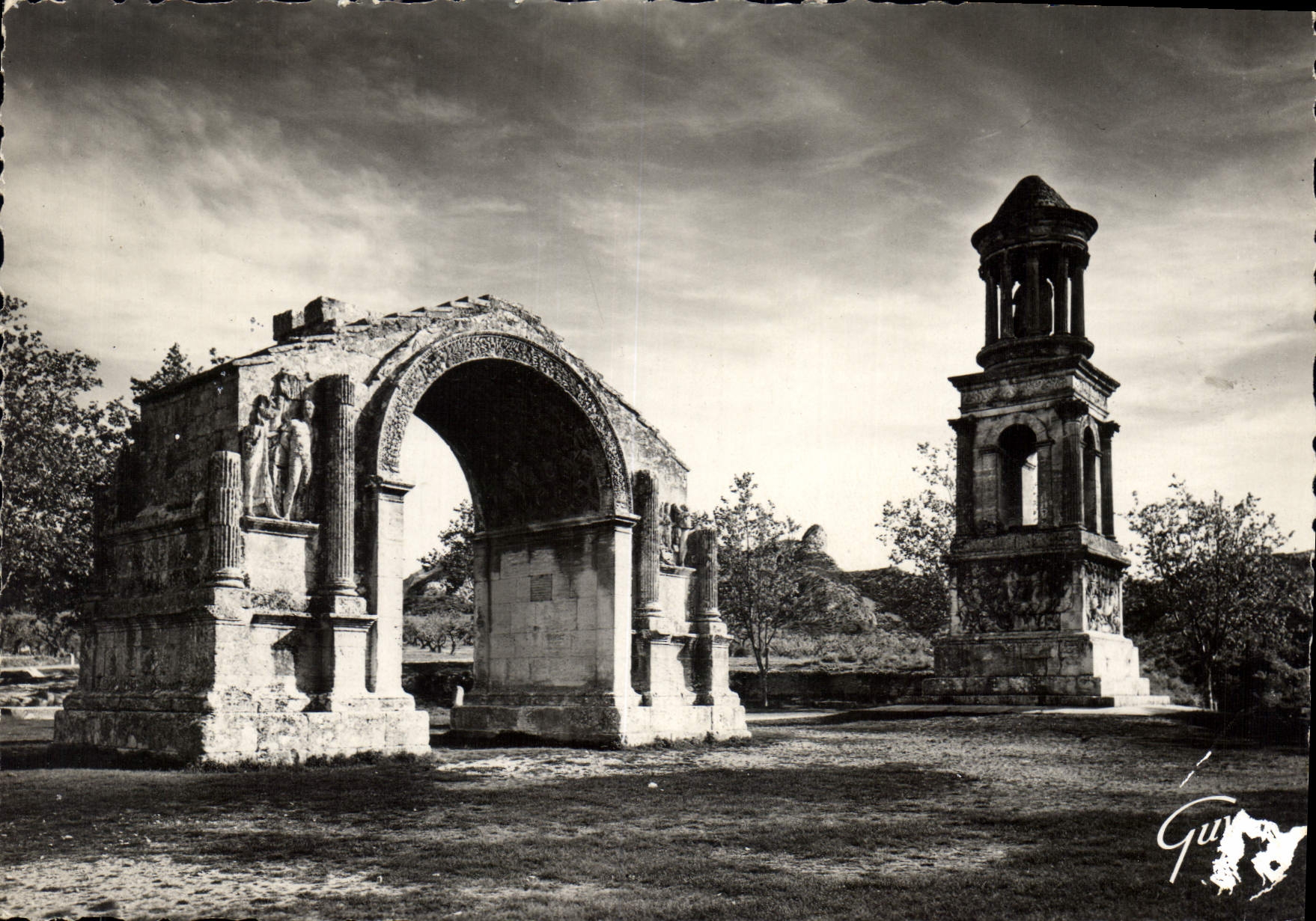 Env. de St-REMY-DE-PROVENCE (B.-du-R.) — Plateau des Antiques. L'arc de triomphe et le mausolée, témoins de la riche cité romaine de Glanum