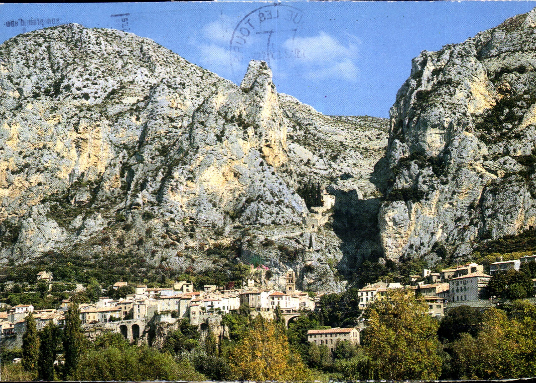 Moustiers-Sainte-Marie — vue du village encaissé entre falaises — Éditions du Boumian, n° 37510