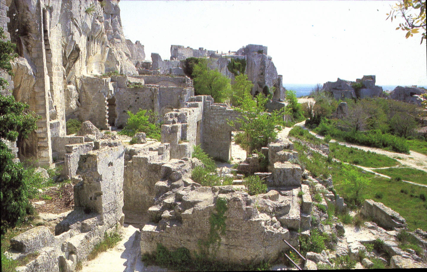 Les Baux de Provence — mittelalterliche Ruinen auf Klippe — Foto Rancurel - Aiguemortes, B. 1/24