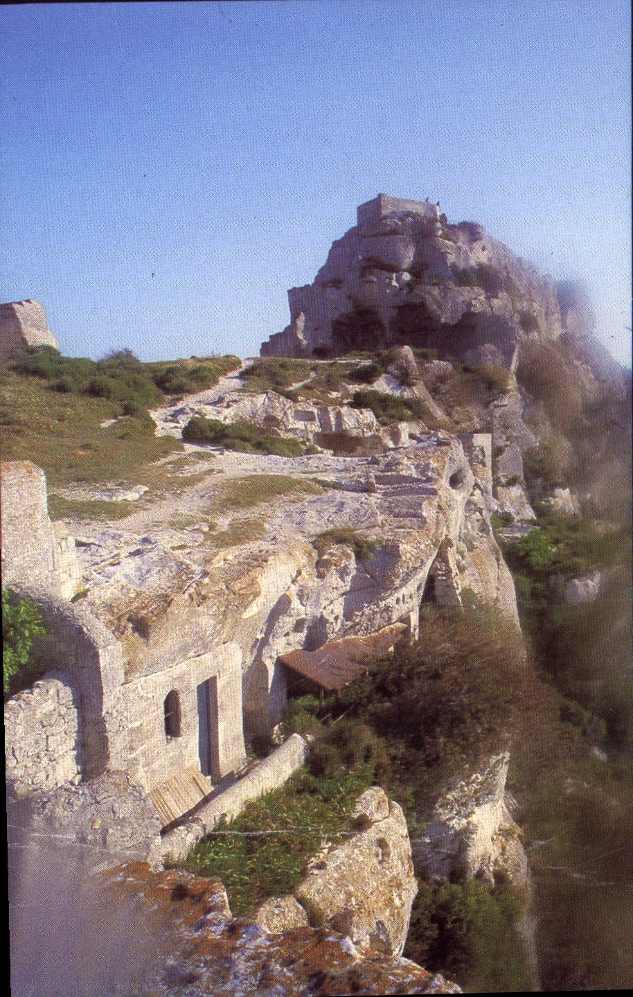 Les Baux-de-Provence — vue des ruines et du château sur falaise — Photo Rancurel - Aiguemortes, série B.1/10