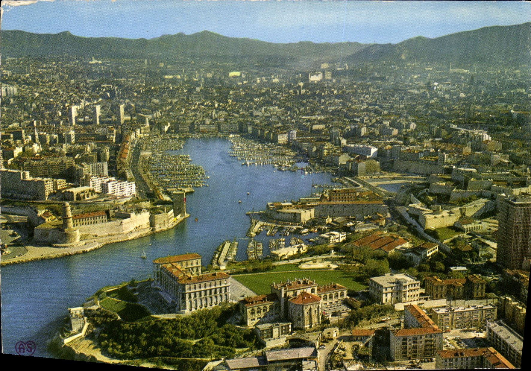 Marseille — vue aérienne du Vieux-Port et des collines — Éditions LABEL, série 82