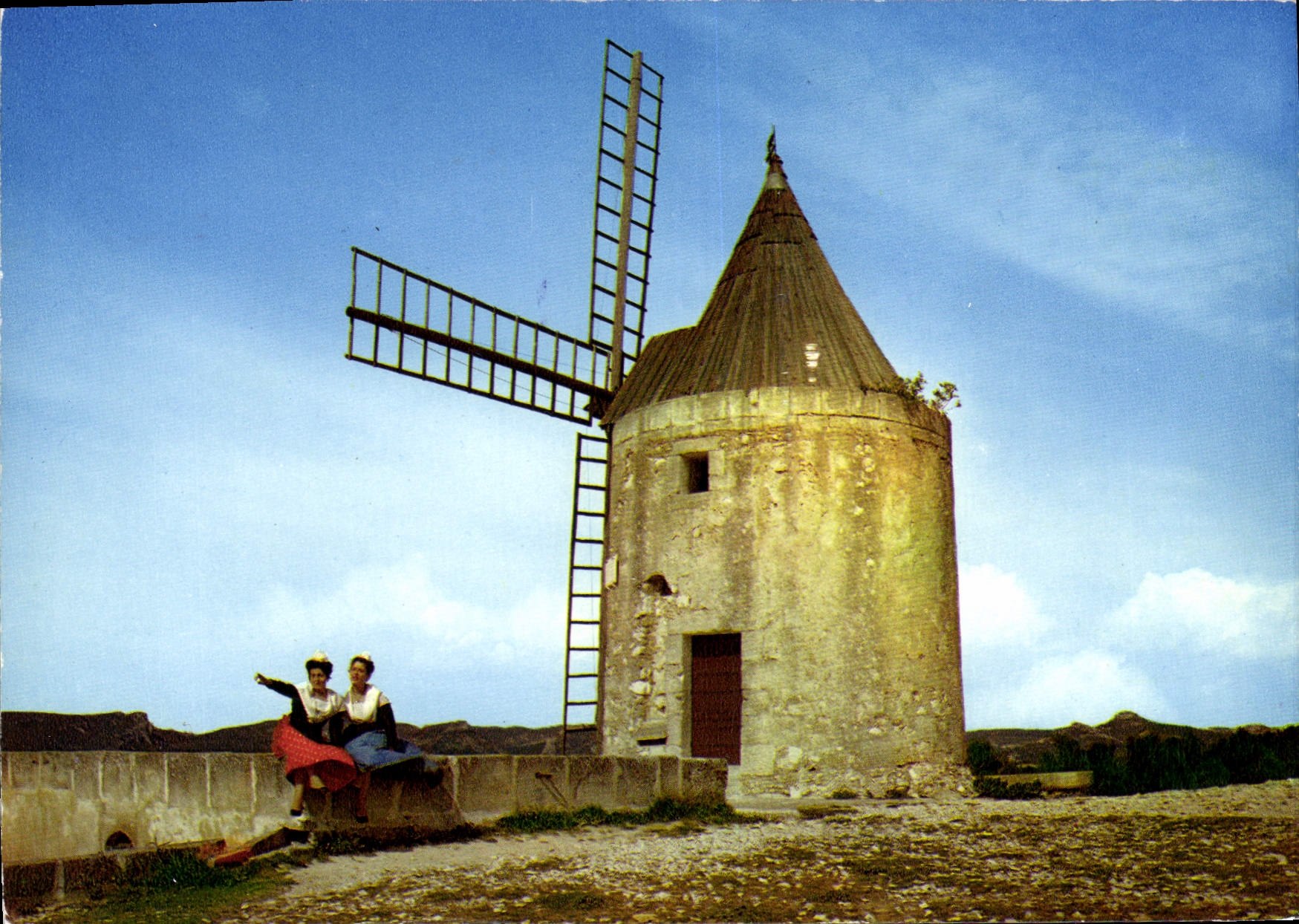 CPM Au coeur de la Provence Fontvieille le celebre Moulin de Daudet 
