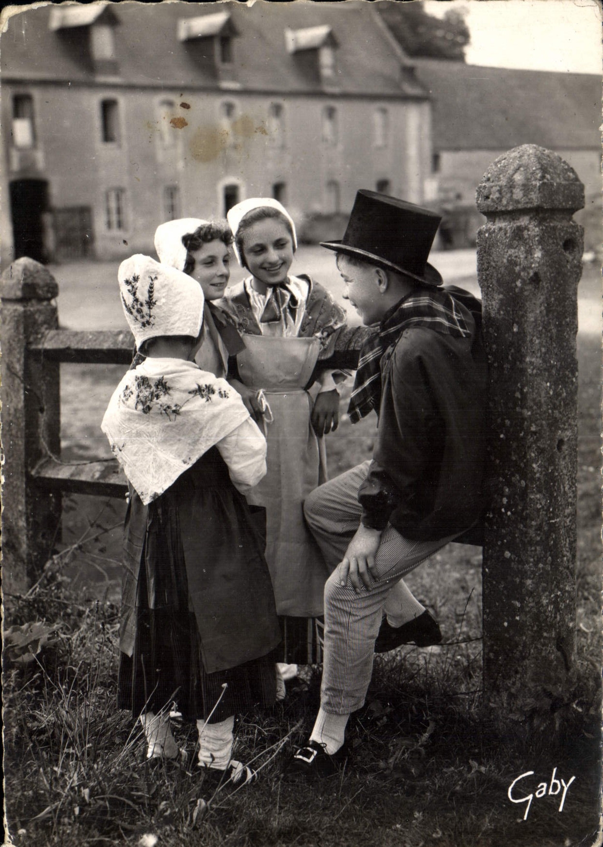 Enfants en costume normand — Folklore de France — Éditions Gaby