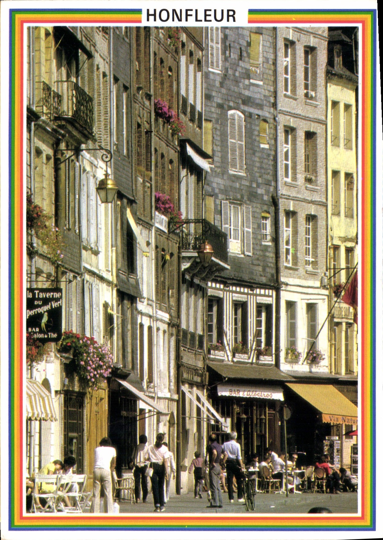 Honfleur — rue animée avec la Taverne du Perroquet Vert — Édition Images de France