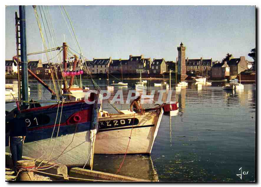 CPM La Bretagne en couleurs Roscoff Finistere le fond du port et le phare 