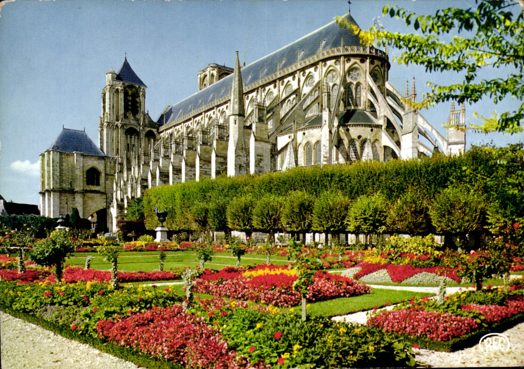 CPM Bourges Cher la Cathedrale Saint Etienne les Jardins de l'Archeveche 