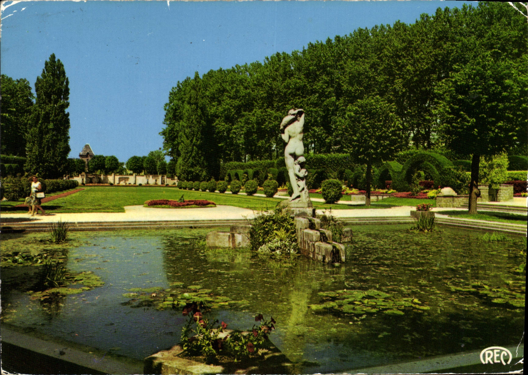 CPM Bourges Cher les Pres Fichaux Statue de Diane 