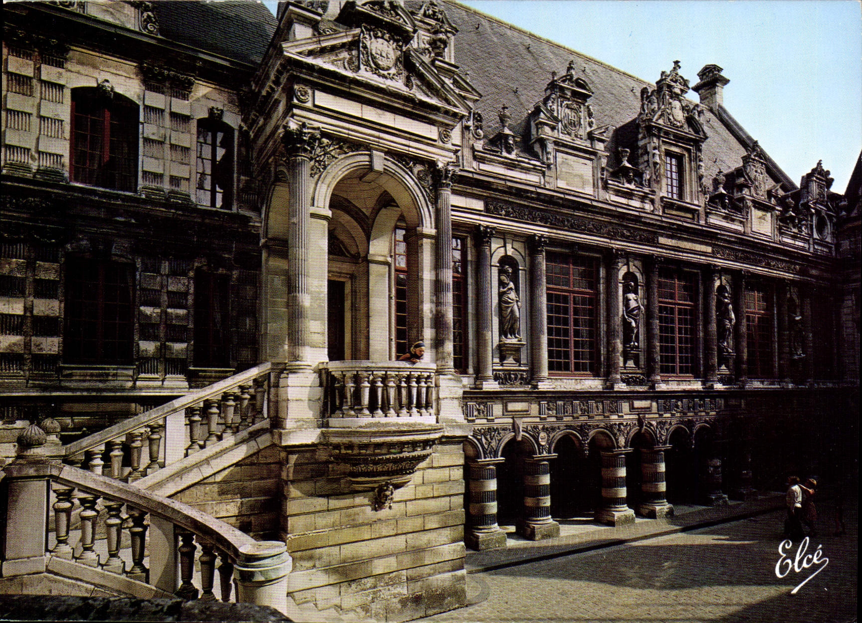 CPM La Rochelle la cour d'honneur de l'hotel de ville 