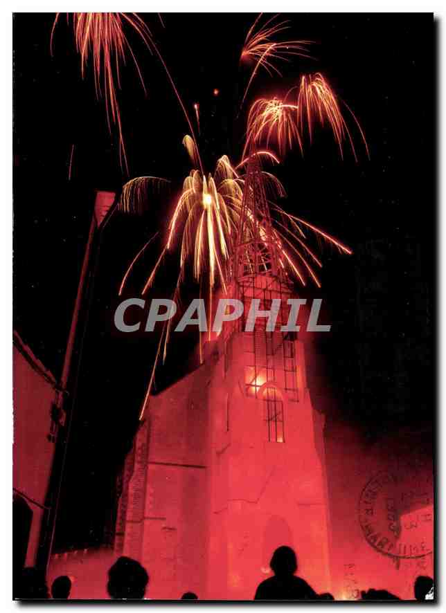 Marans (Charente-Maritime) — Église et son clocher illuminés par des feux d'artifice — Studio Bernard, Marans 17