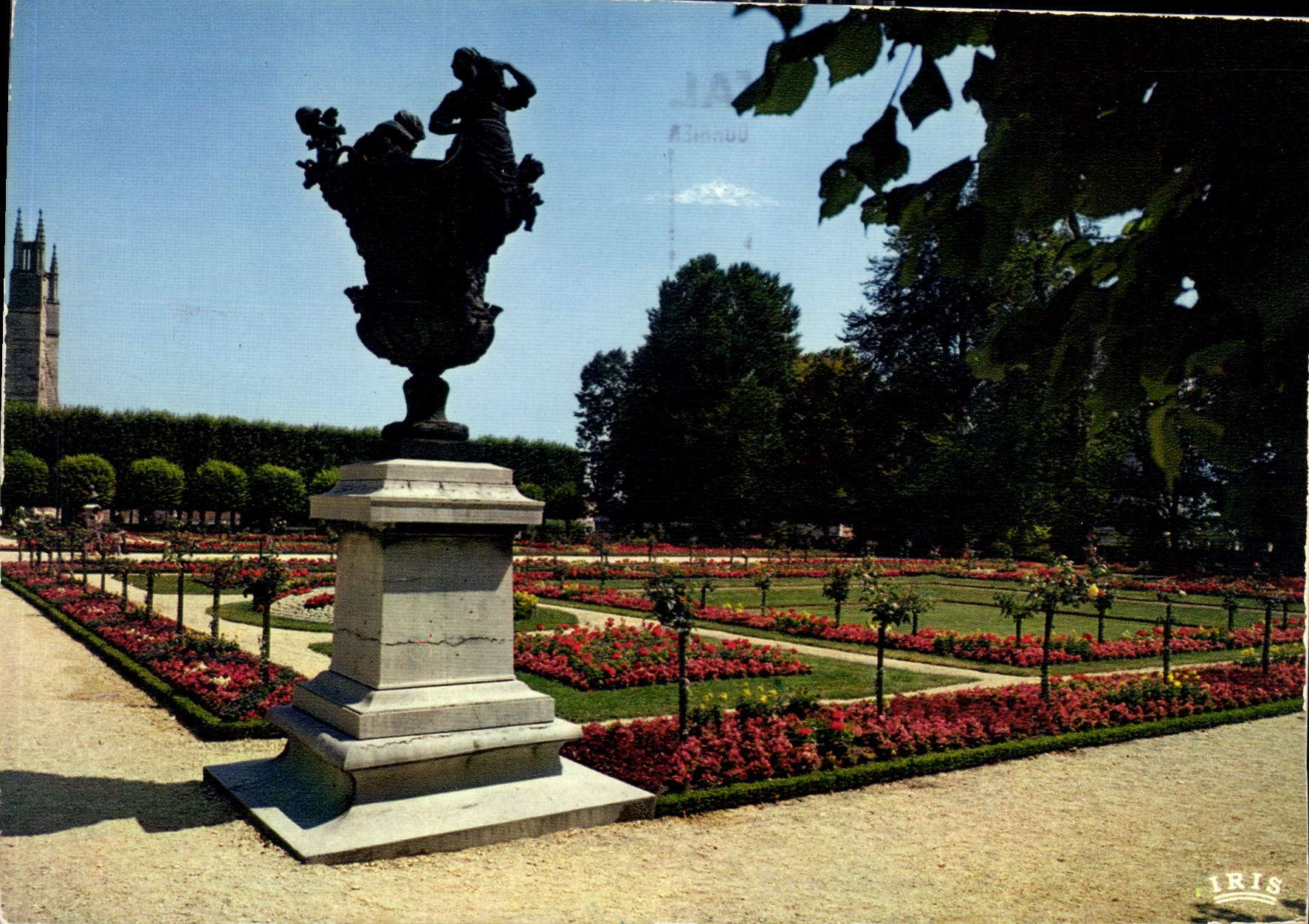 CPM Bourges Cher les jardins de l'Hotel de Ville 