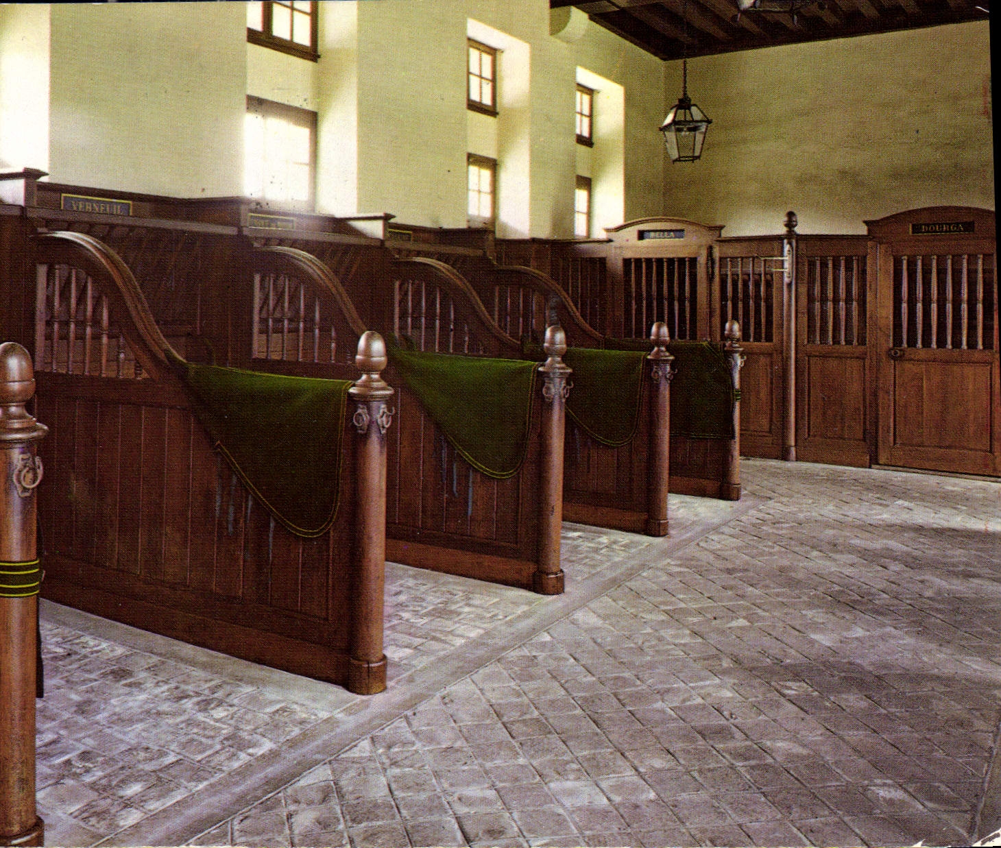 CPM Chateau de Bourges Les Ecuries 