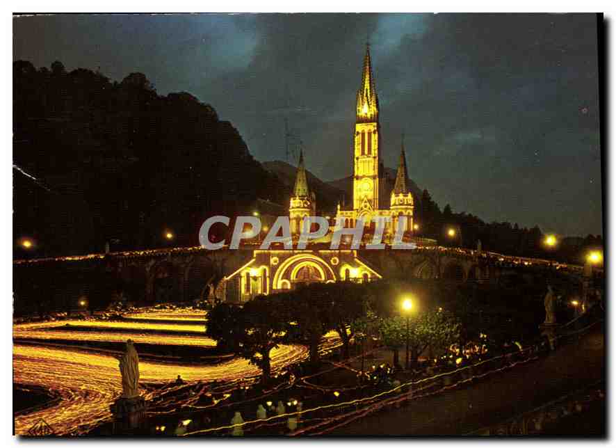CPM Lourdes Hautes Pyrenees La Basilique illuminees et la Procession aux Flambeaux 