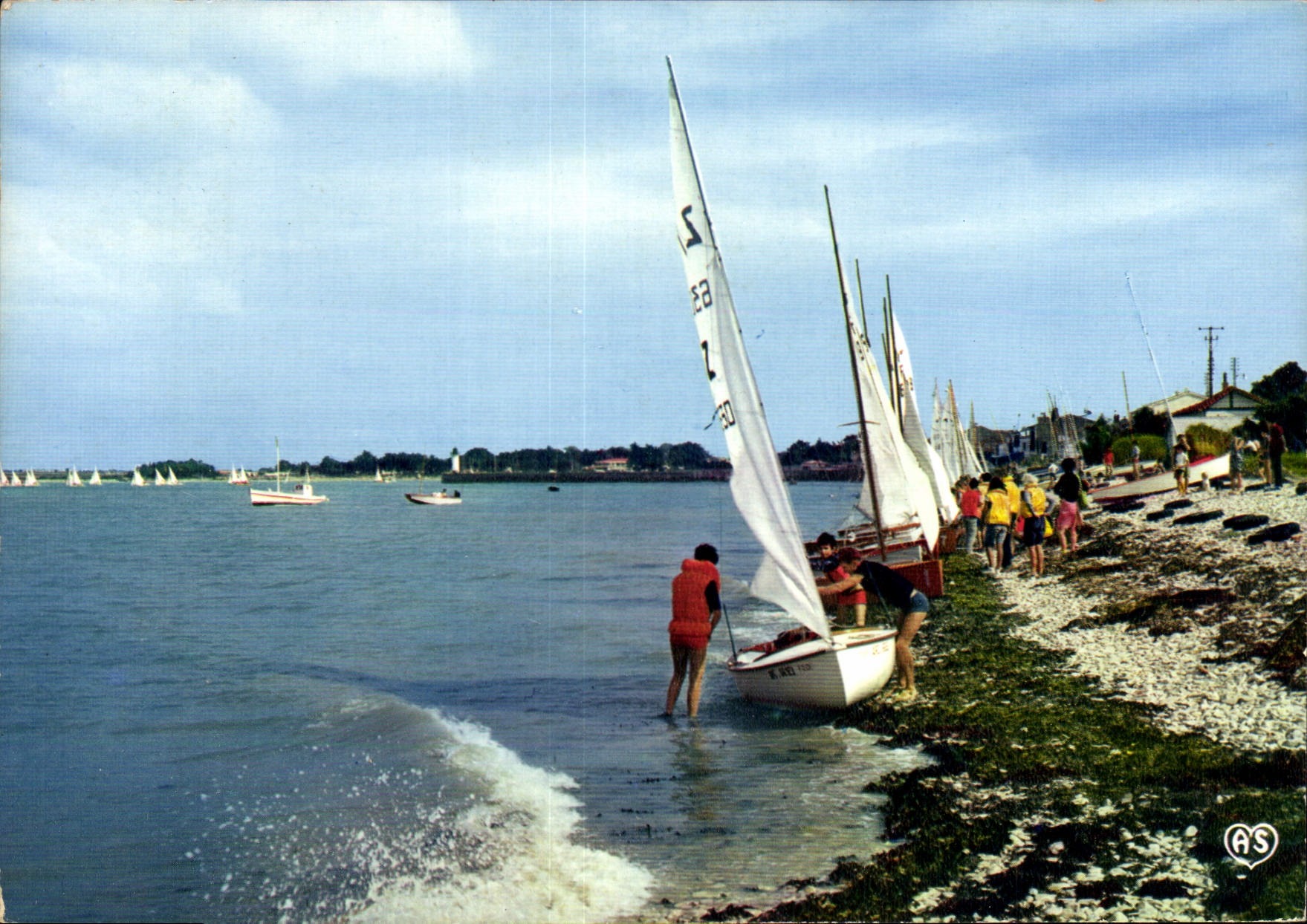 La Flotte - Ile de Ré — Le club de voile se préparant pour les régates — Éditeurs Couleurs Naturelles