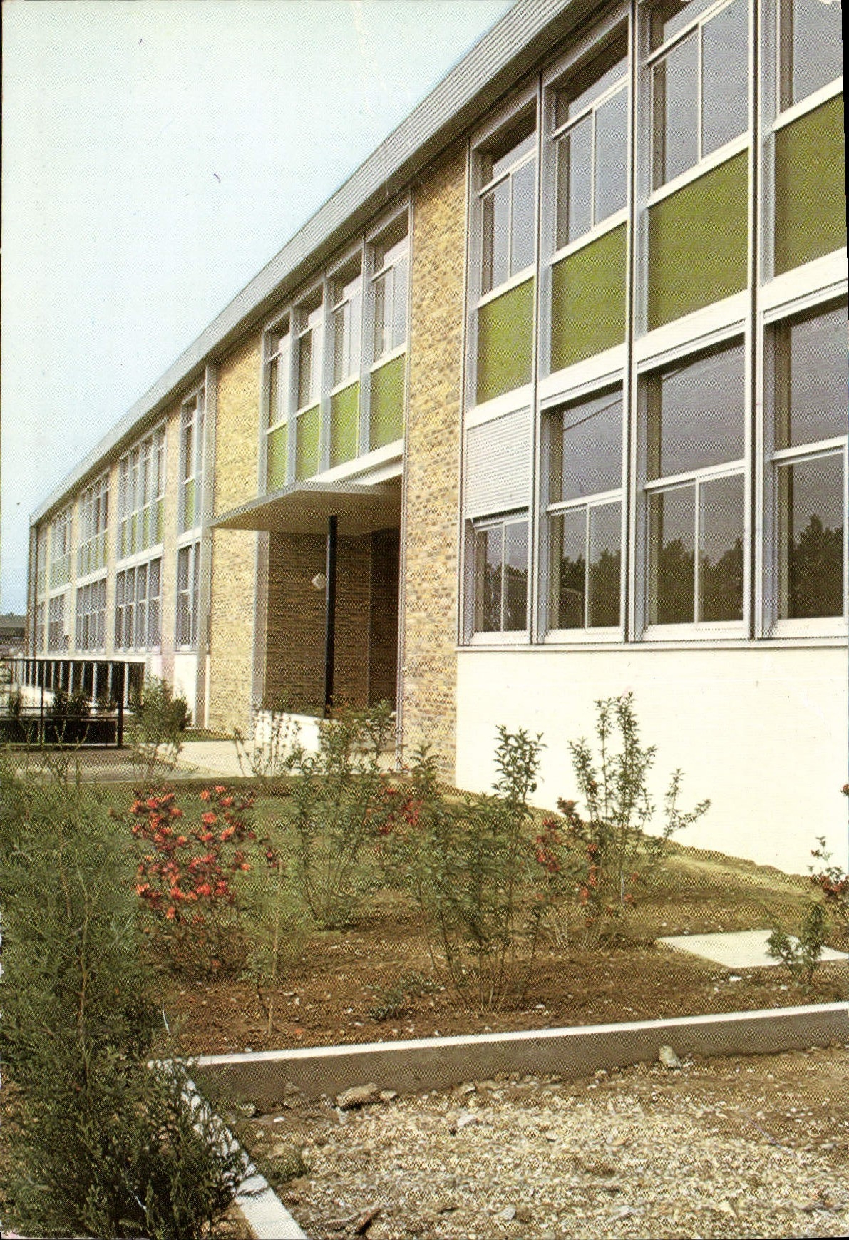 Façade du bâtiment des Témoins de Jéhovah à Louviers — Éditeur : Les Témoins de Jéhovah, n° de série non visible