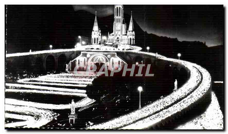 CPM Lourdes Hautes Pyrenees La Basilique illuminee et la Procession aux Flambeaux 