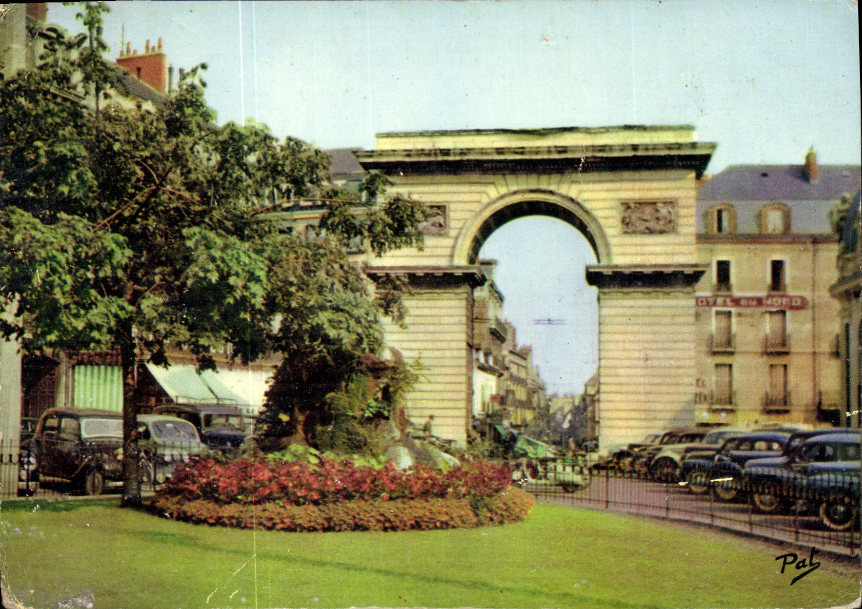 CPM Dijon Cote d'Or Place Darey et porte Guillaume 