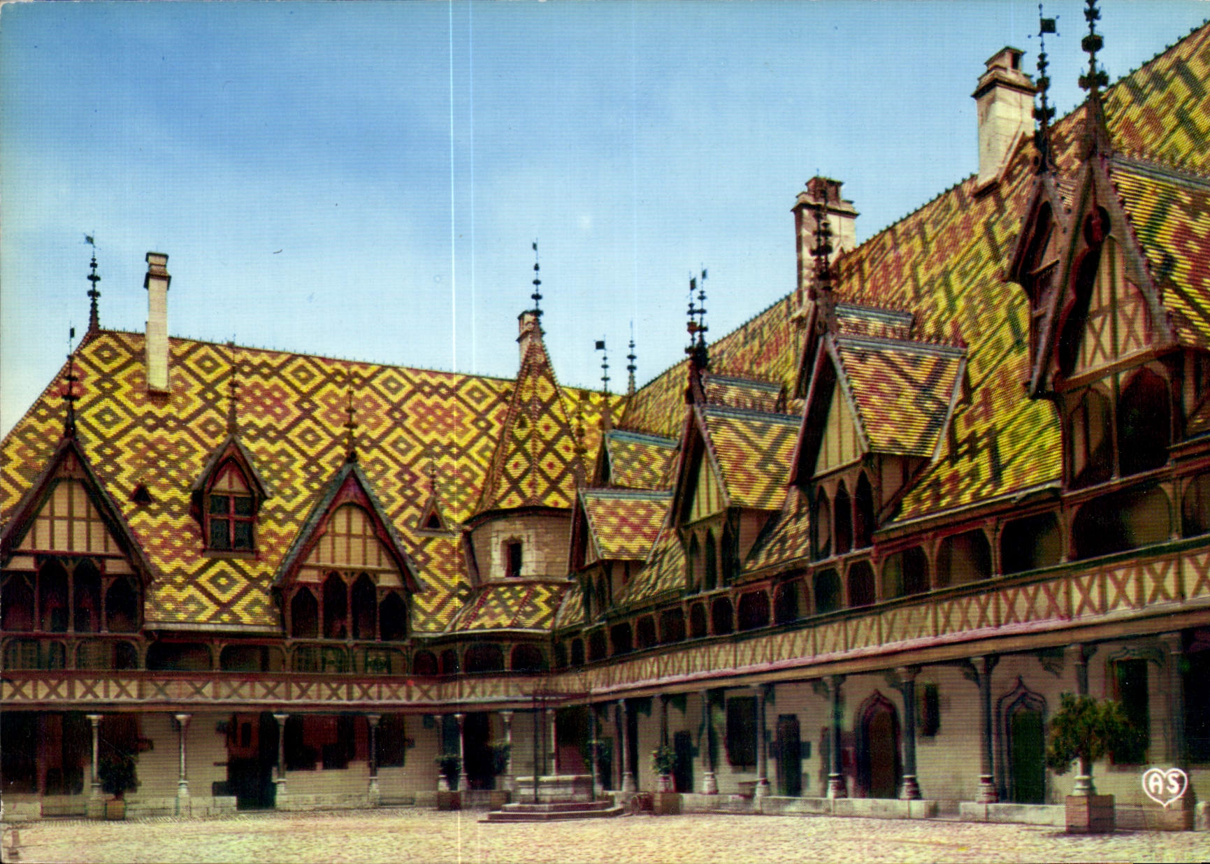 Hôtel-Dieu - Cour d'Honneur — Merveille d'art burgondoflamand fondé en 1443 par le Chancelier Nicolas Rolin — Éditions AS