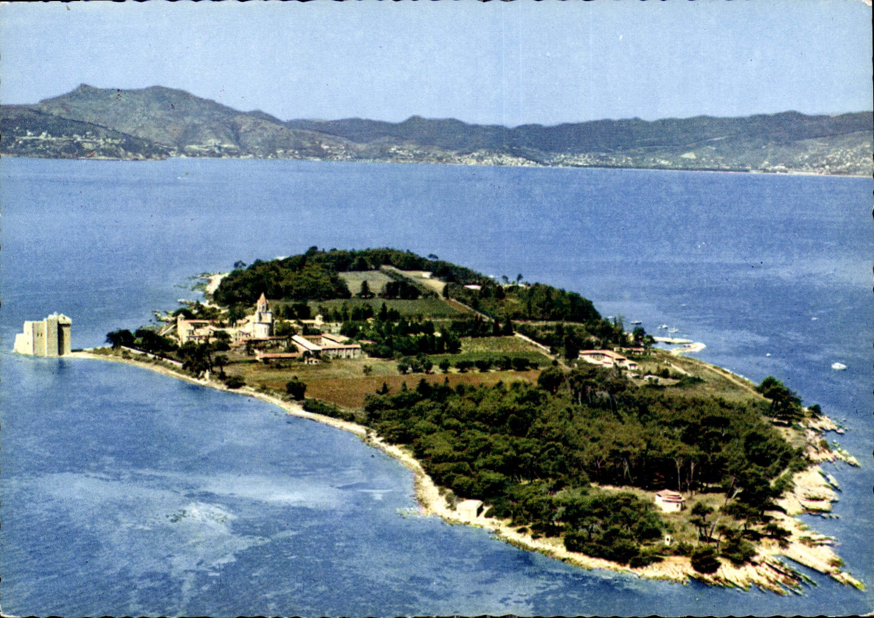 Ile Saint-Honorat — vue aérienne — Combier Imp. Macéon