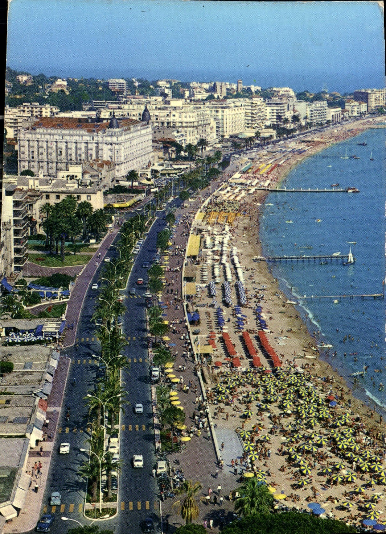 Cannes — Vue aérienne de la Plage et la Nouvelle Croisette — Éditions GILLETTA