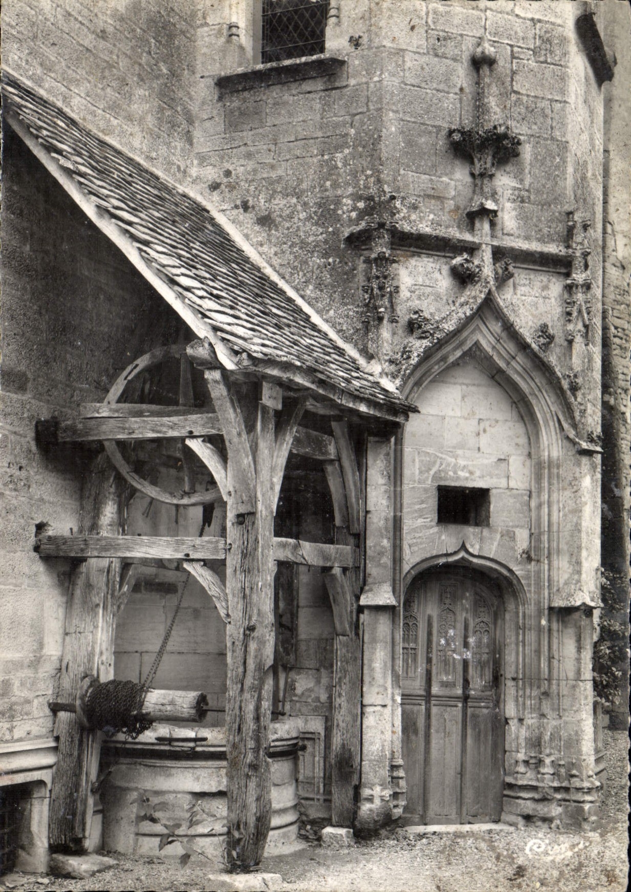 CPM Chateauneuf Cote d'Or Le Chateau le Puits et Porte gothique 