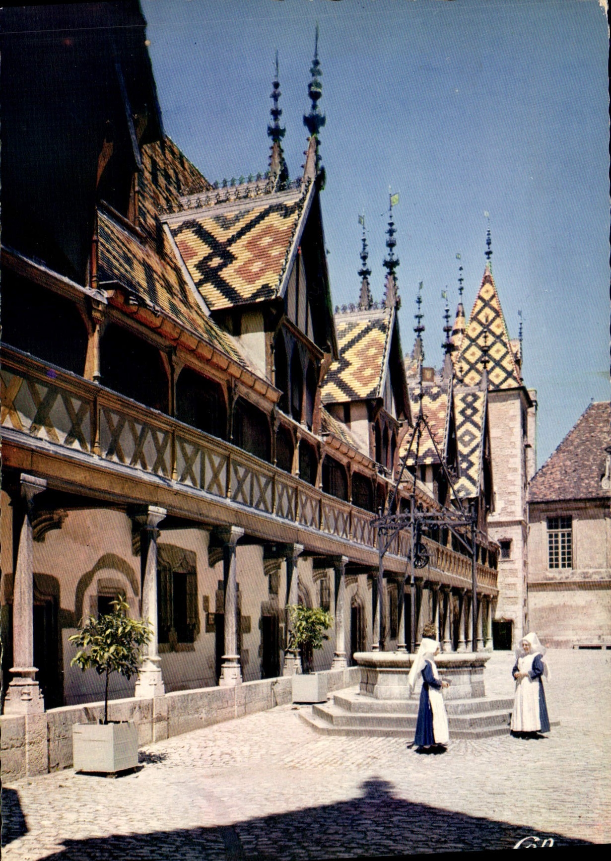 Cortile de honor de los Hospicios de Beaune — Los Pignons — Compagnie des Arts Photographiques, París - Anverso