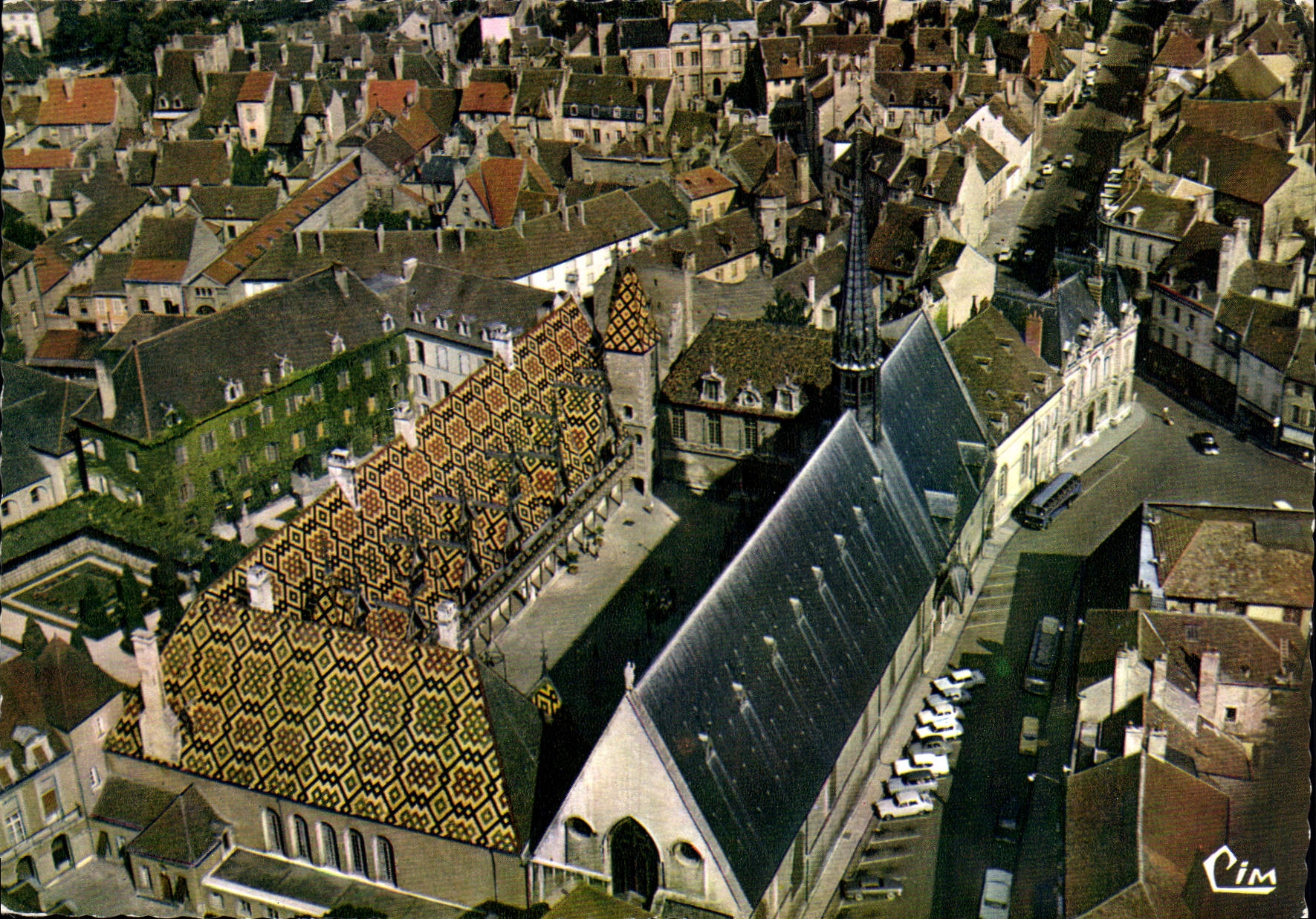 Beaune (C.-d'Or) — Vue aérienne de l'Hôtel-Dieu avec toit Bourguignon — CIM