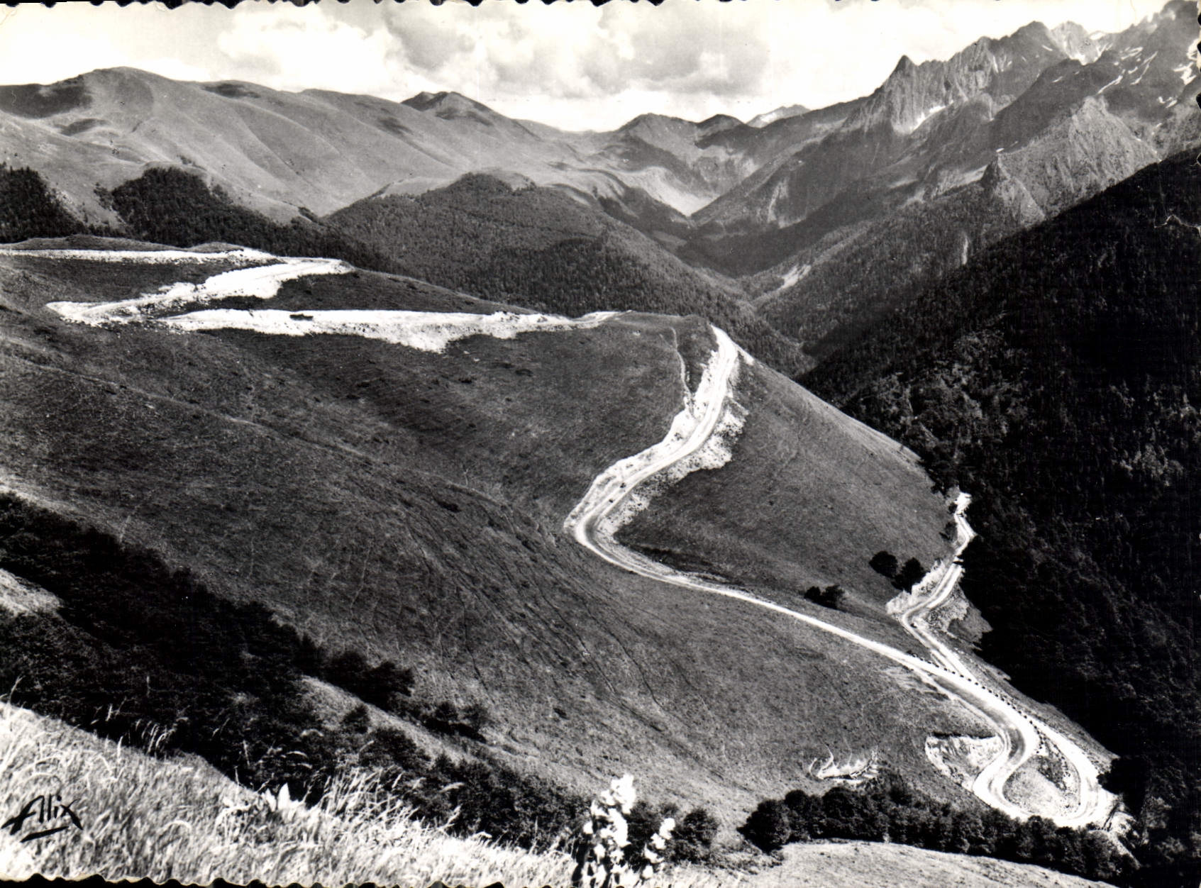 CPM Luchon Superbagneres Les Lacets de la Route de Superbagneres 