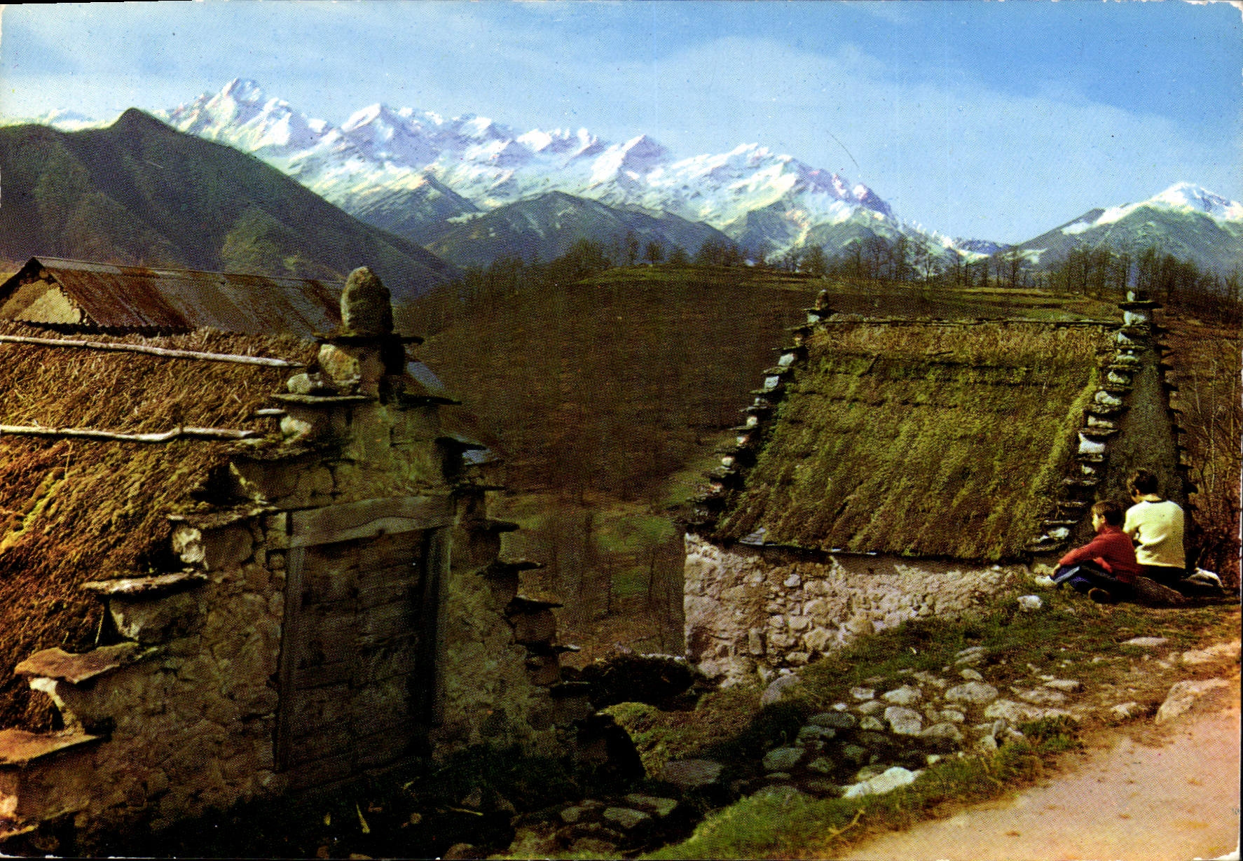 Le Massif du Montvalier (2679 m.) vu du Col de Saraillet — Toits typiques de nos granaces de haute montagne — Éditions Dart-Simon, n° 2469