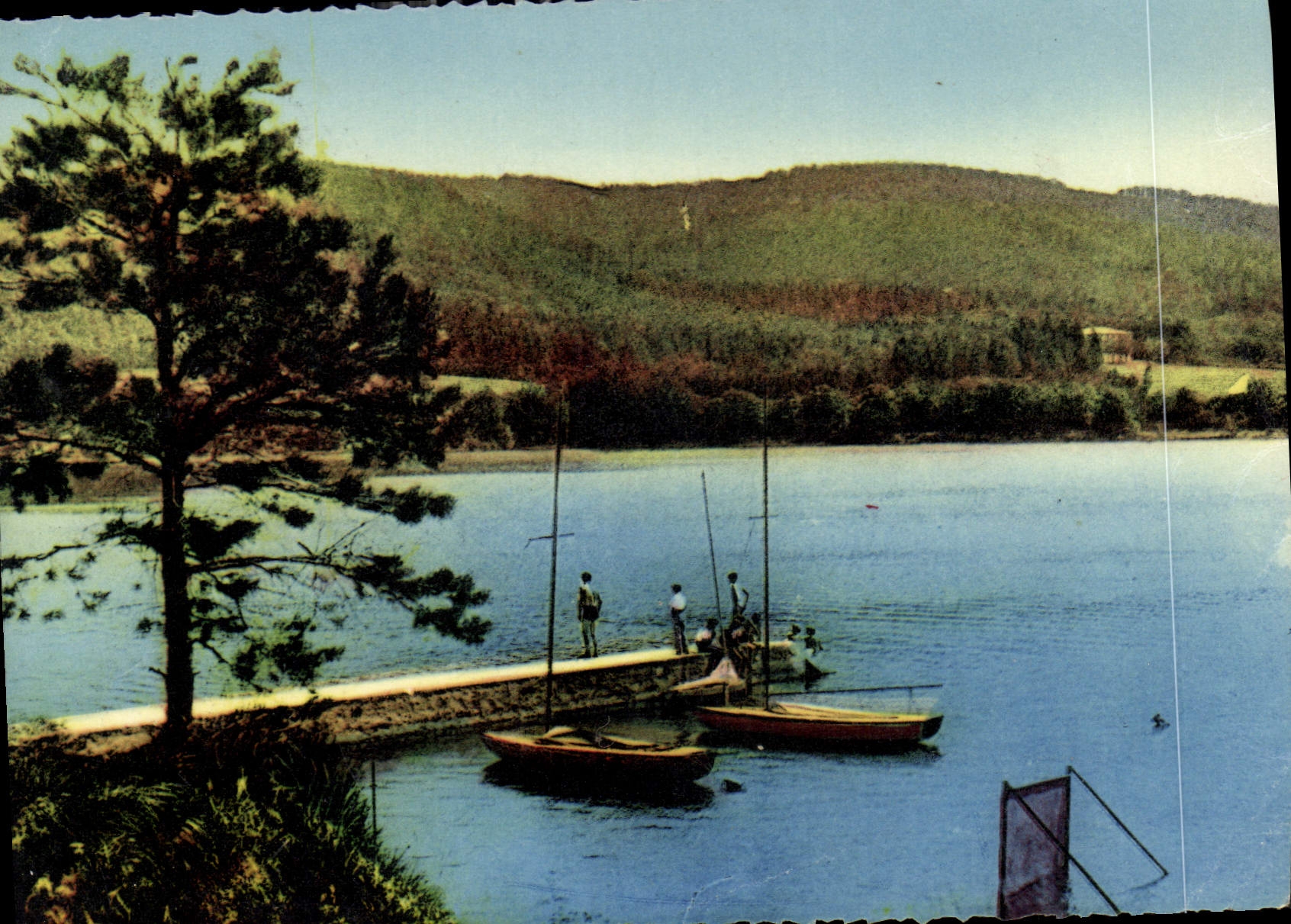 La Plage et la Jetée à ST-FÉRÉOL (H.-G.) — vue de lac avec embarcations et montagnes — éditeur non visible