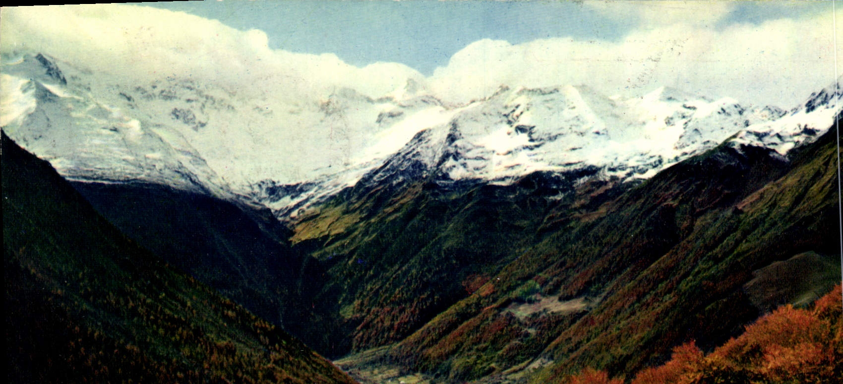 Les Pyrénées — La route de Luchon-Superbagnères à l'automne, panorama de la Vallée du Lys — Éditions CAP, Thézac