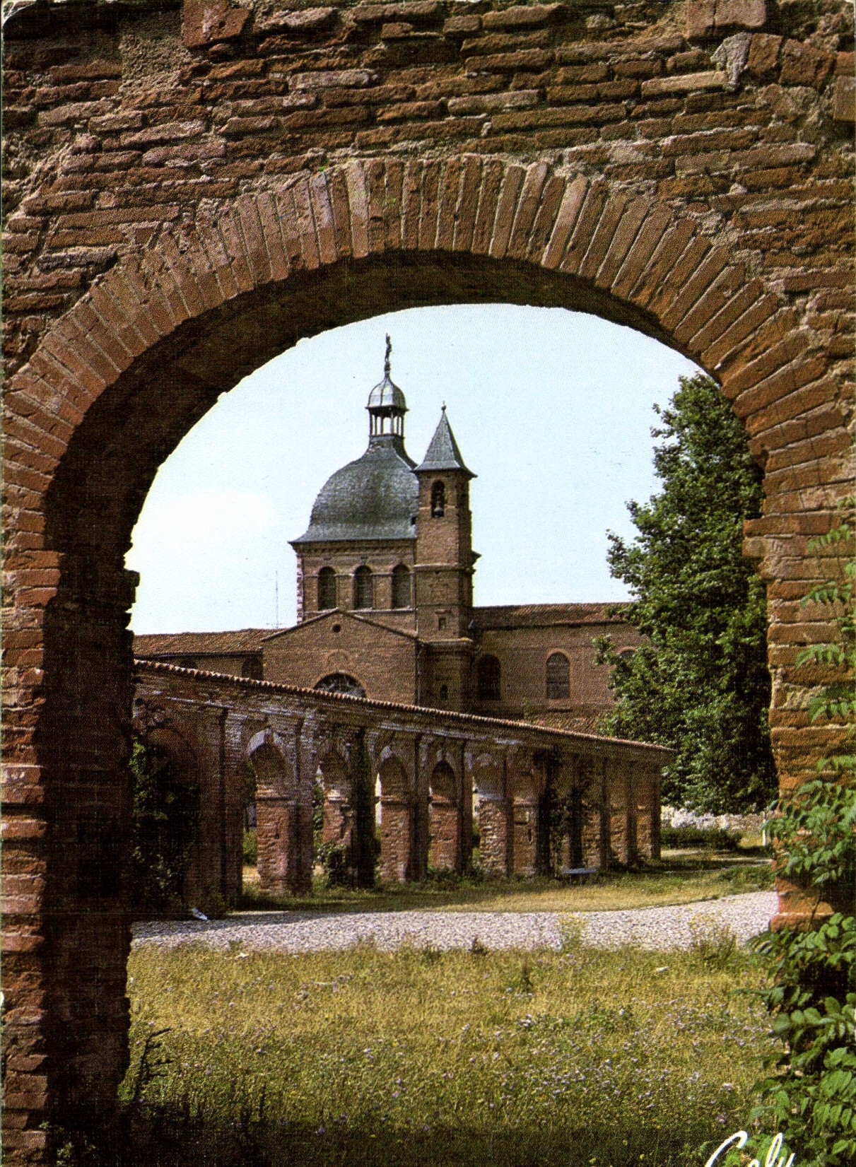 L'Église Saint-Pierre de Toulouse — vue à travers un arc en briques — Édition de Luce